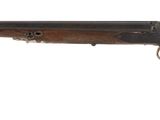 un fusil avec un canon en bois sur fond blanc