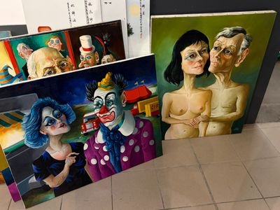trois tableaux représentant des clowns exposés sur un sol carrelé