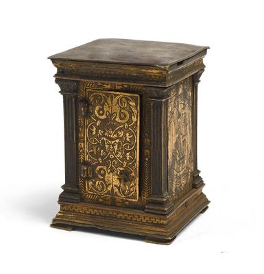 une petite table en bois ornée d'un motif noir et doré