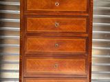 une commode ancienne avec un plateau en marbre posée sur un socle