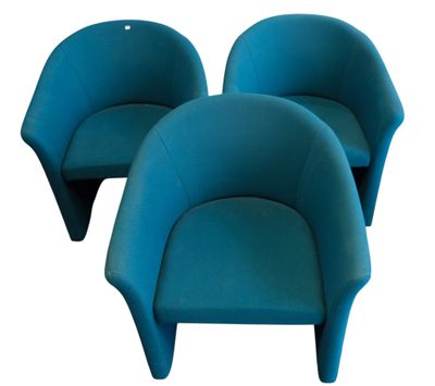 Suite de trois fauteuils modernes en tissu bleu (usures).