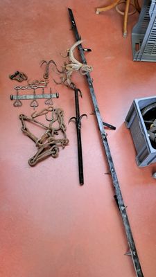 un grand nombre d'outils posés sur le sol