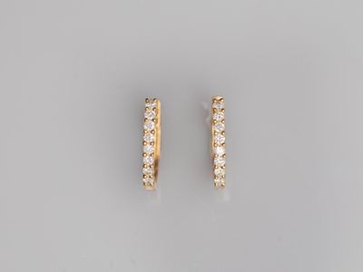 une paire de boucles d'oreilles créoles en diamant, en or jaune