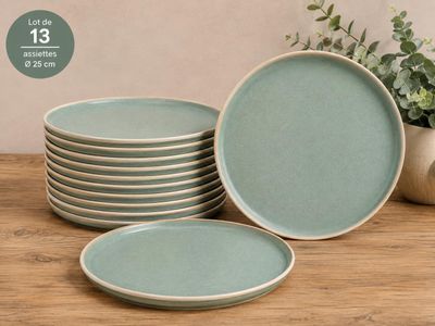 les assiettes sont empilées les unes sur les autres sur la table