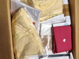 une boîte en carton remplie de vêtements et d'autres objets