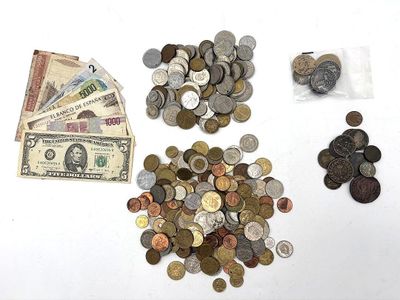 beaucoup de pièces et un sac d'argent sur la table