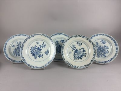 quatre assiettes bleues et blanches ornées de fleurs, posées sur une table