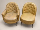 paire de fauteuils club en cuir avec assises capitonnées
