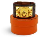 un bracelet en cuir orange orné d'une boucle dorée
