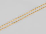 une paire de colliers en chaîne en or sur fond blanc