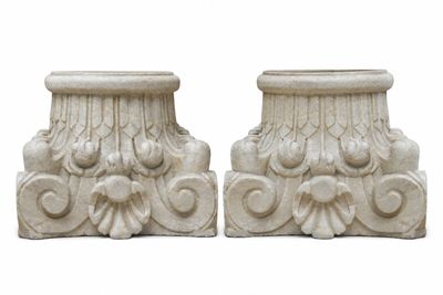 paire d'urnes anciennes en marbre blanc ornées de motifs floraux