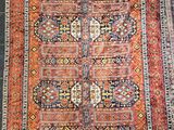 un ancien tapis persan à motifs rouges et bleus