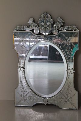 un miroir posé sur une table près d'un mur
