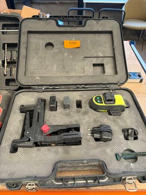 une mallette contenant des outils, posée sur une table