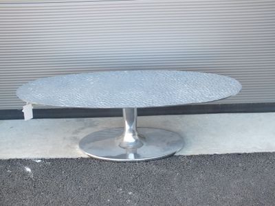 une table avec un plateau en verre