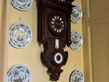 de nombreuses assiettes accrochées au mur et une horloge accrochée au mur