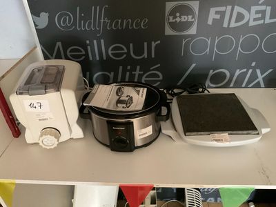 beaucoup d'articles qui prennent la poussière sur une étagère