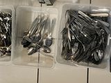 de nombreux ustensiles de cuisine de toutes sortes accrochés au mur