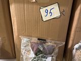 Plusieurs sacs de nourriture sont posés sur une étagère dans un magasin