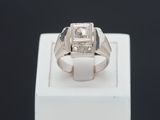 l'image d'une bague ornée d'un diamant
