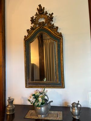 un vase de fleurs posé sur une table devant un miroir