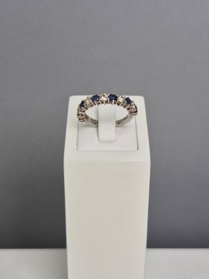 Une demi alliance en platine 850 millièmes ornée de six saph…