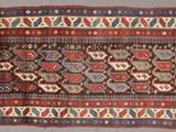un tapis oriental aux motifs géométriques sur fond gris