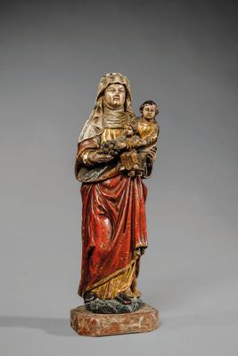 l'image d'une statue représentant une femme tenant un enfant dans ses bras
