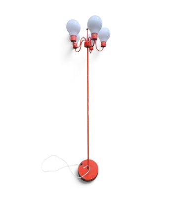 un lampadaire rouge et blanc équipé de trois ampoules
