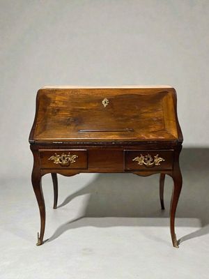 Bureau de pente en noyer époque Louis XV 97 x 90 x 50 cm