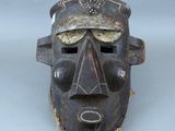 une image représentant un masque en bois sur un fond blanc
