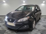 la photo d'une voiture noire garée sur un sol en damier