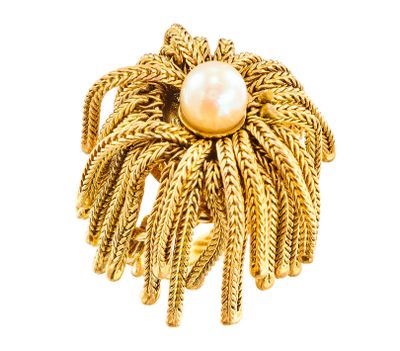 gros plan d'une bague en or contenant une perle