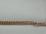 un bracelet en or exposé dans une vitrine