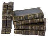 plusieurs vieux livres empilés sur une surface blanche