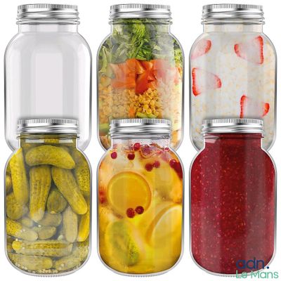 quatre bocaux contenant des cornichons, des concombres et d'autres légumes