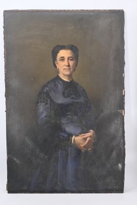 tableau représentant une femme en robe bleue tenant un objet noir