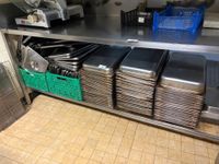 Important lot de bacs gastro avec couvercles - environ 100