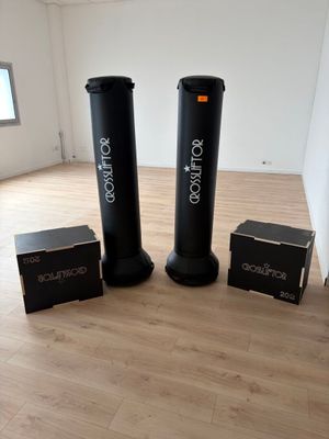 trois poubelles noires posées par terre dans une pièce