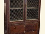 une armoire ancienne en bois avec des portes vitrées et des tiroirs