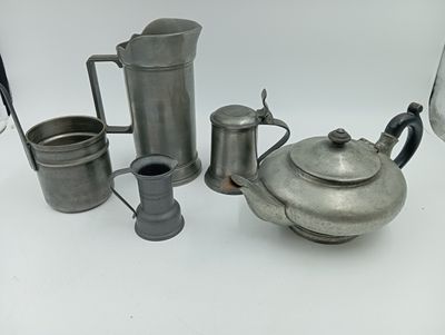de nombreux modèles différents de théières et de tasses en argent sur la table