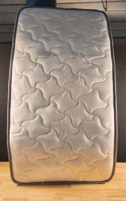 Matelas Nalui, 115x60x10 cm, vendu en l'état