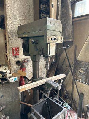 une machine qui se trouve à l'intérieur d'un bâtiment