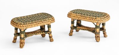 une paire de petits tabourets en osier rehaussés de touches de vert et de marron