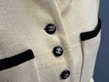 une blouse blanche ornée de boutons noirs