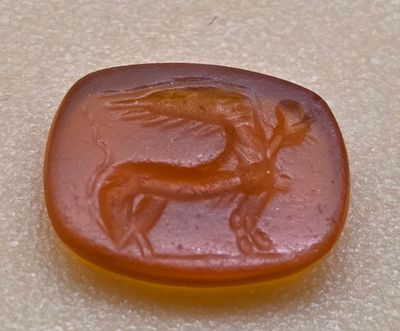 GLYPTIQUE INTAILLE Romaine en cornaline sarde, figurant un p…