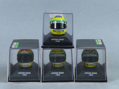 trois boîtes contenant quatre casques différents, posées sur une table