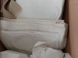 une boîte en carton remplie d'une multitude d'objets blancs