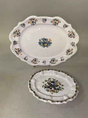 deux assiettes ornées de motifs floraux sont posées sur une table