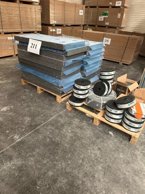 plusieurs piles de tôles d'acier de différents types sur une palette